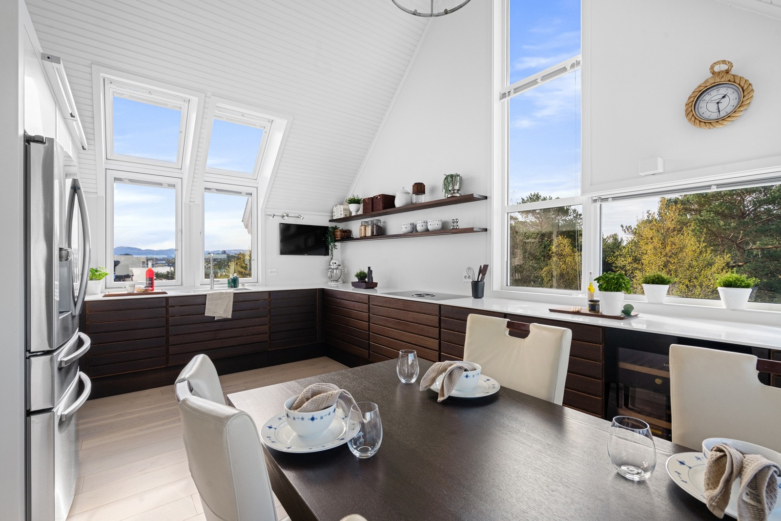 Lekkert Multiform kjøkken fra 2020 med integrerte hvitevarer og corian benkeplate Galleribilde