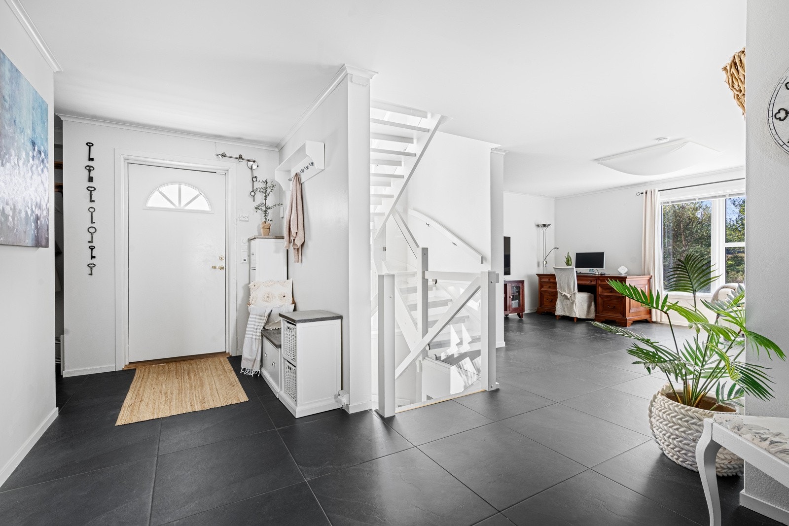 Romslig entre og gang i 1. etasje Galleribilde