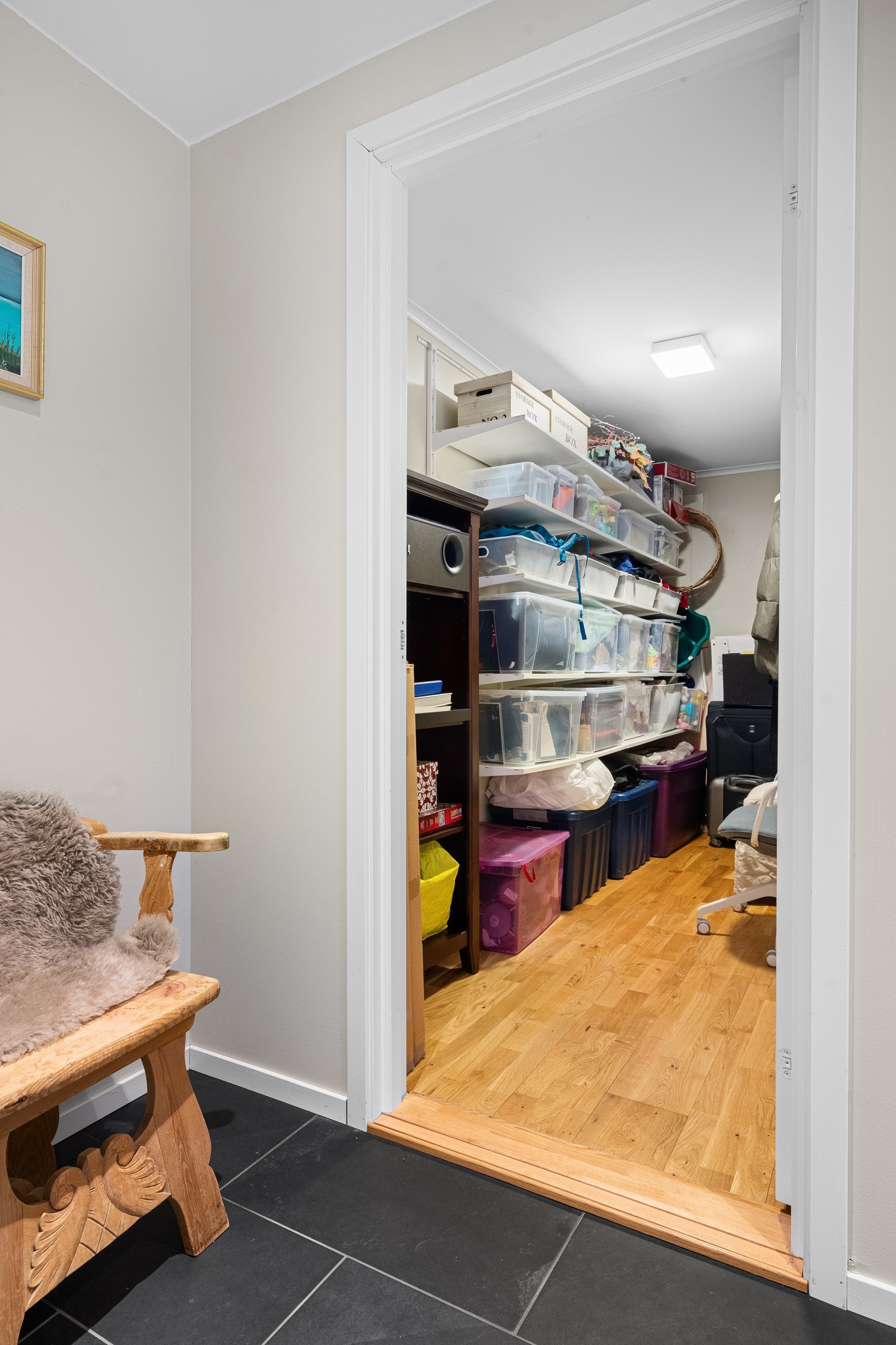 Boligen har godt med lagringsplass i boder i undertasjen Galleribilde