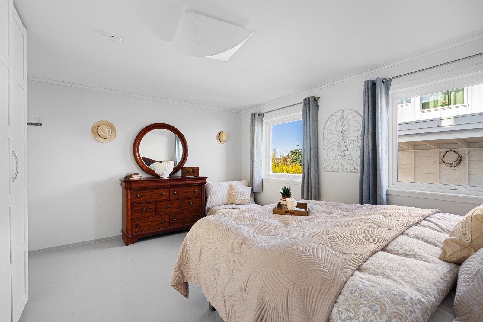 Soverommet var opprinnelig 2 mindre soverom som idag er slått sammen. Kan tilbakeføres igjen. Galleribilde