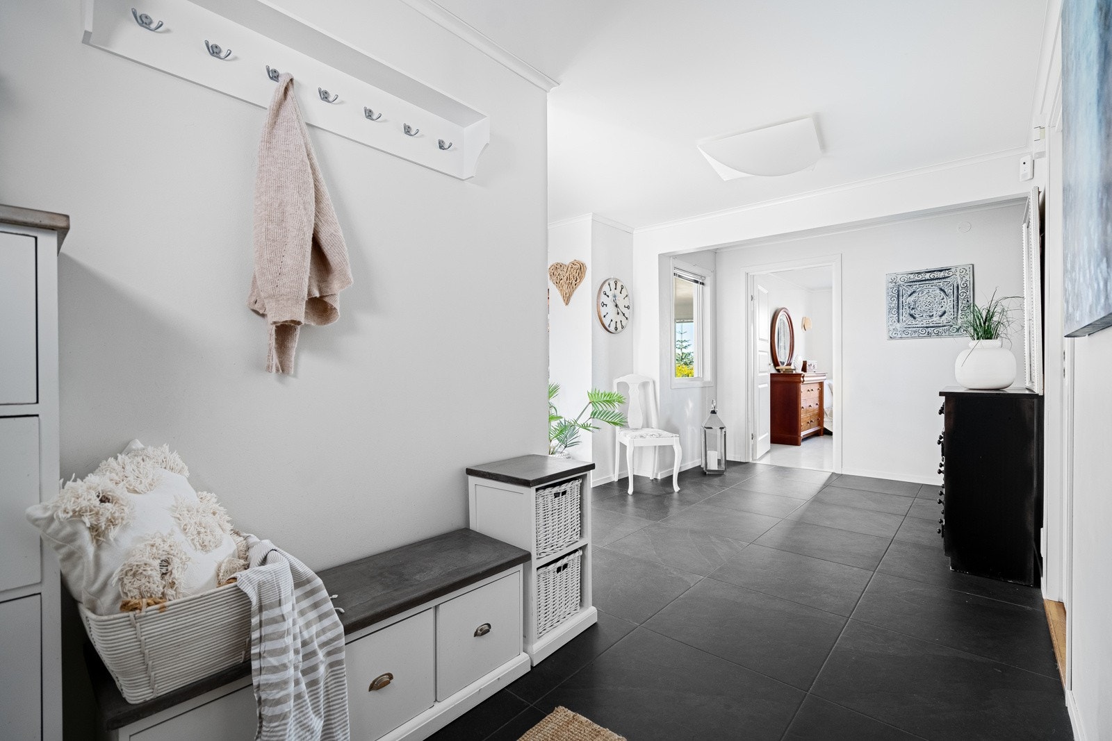 Romslig entre og gang i 1. etasje Galleribilde