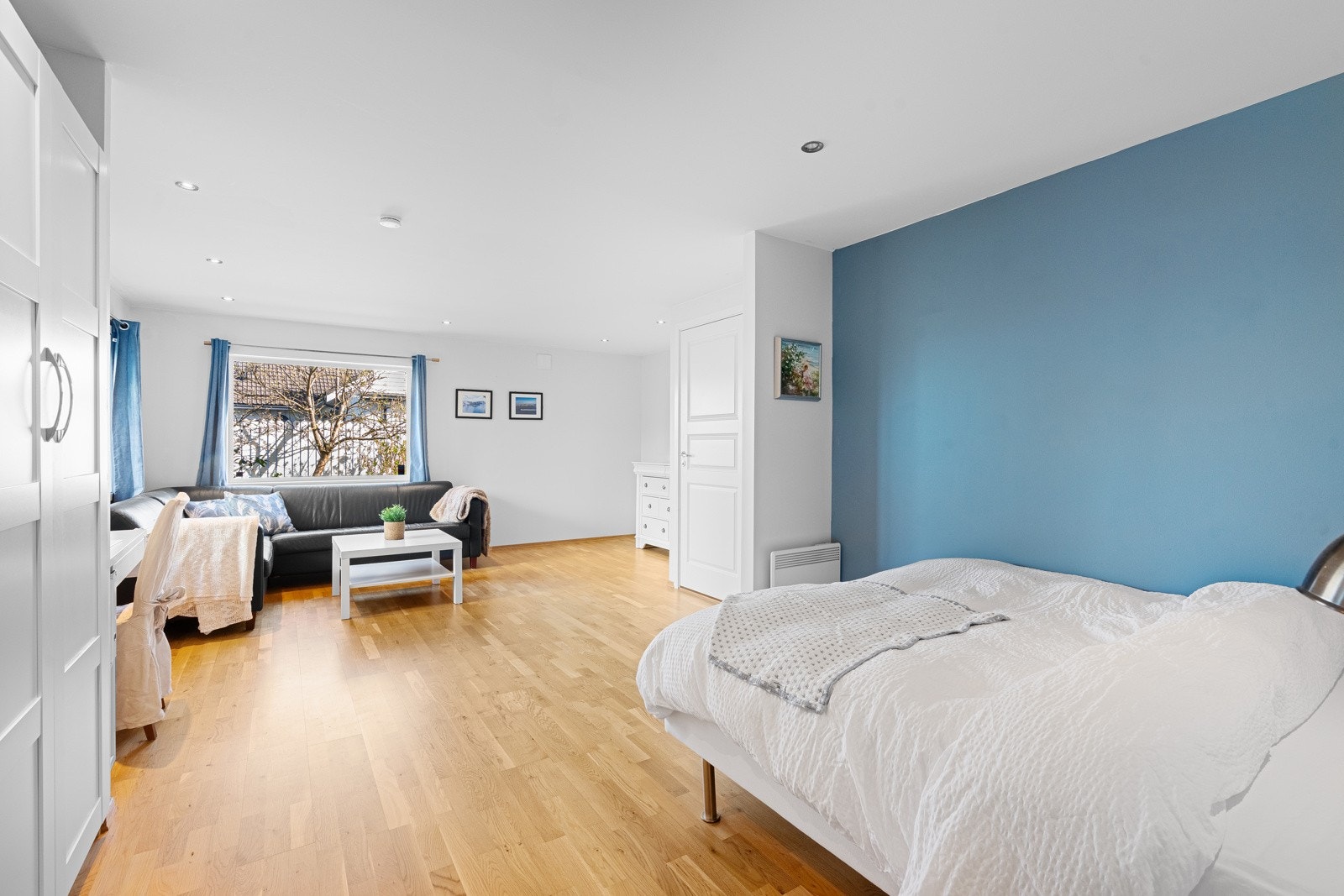 Romslig rom som er perfekt for ungdommen i huset eller for gjester Galleribilde