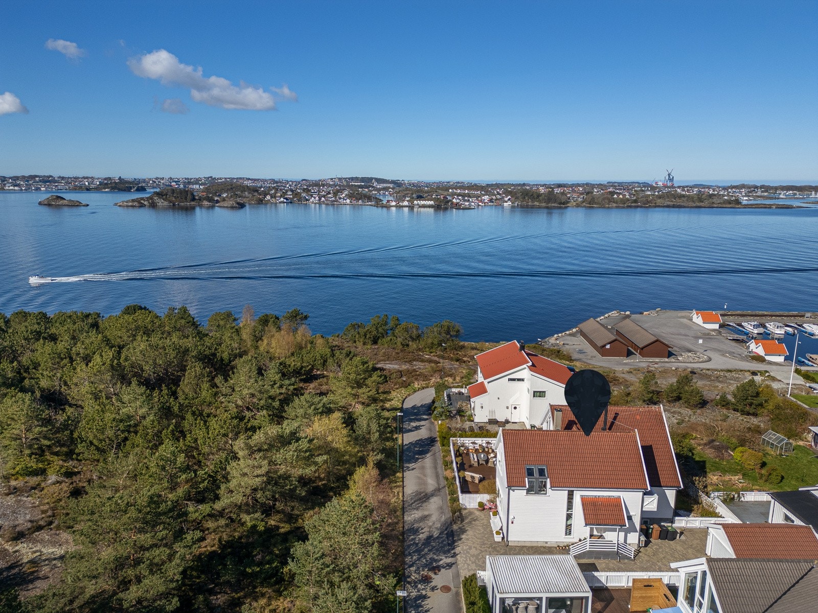 Boligen ligger helt sør på Vassøy og grenser mot LNF område Galleribilde