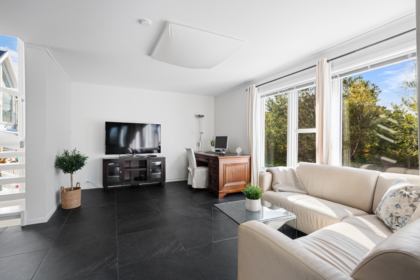 Sittegruppe i 1. etasje Galleribilde