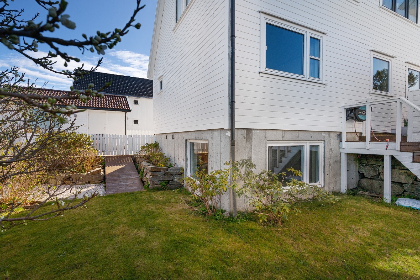 Tomten er pent opparbeidt med blant annet flere ulike sorter frukttrær Galleribilde