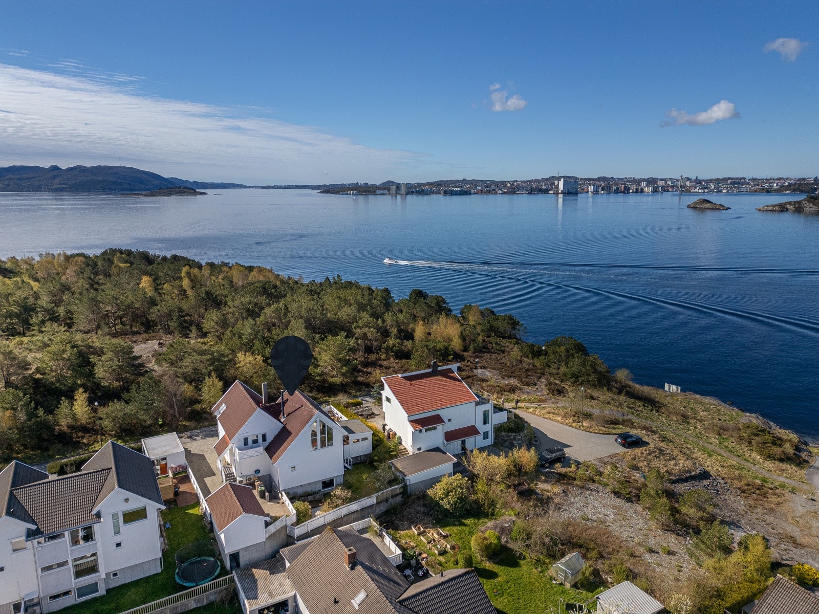 Boligen ligger i en blindvei med lite trafikk Galleribilde