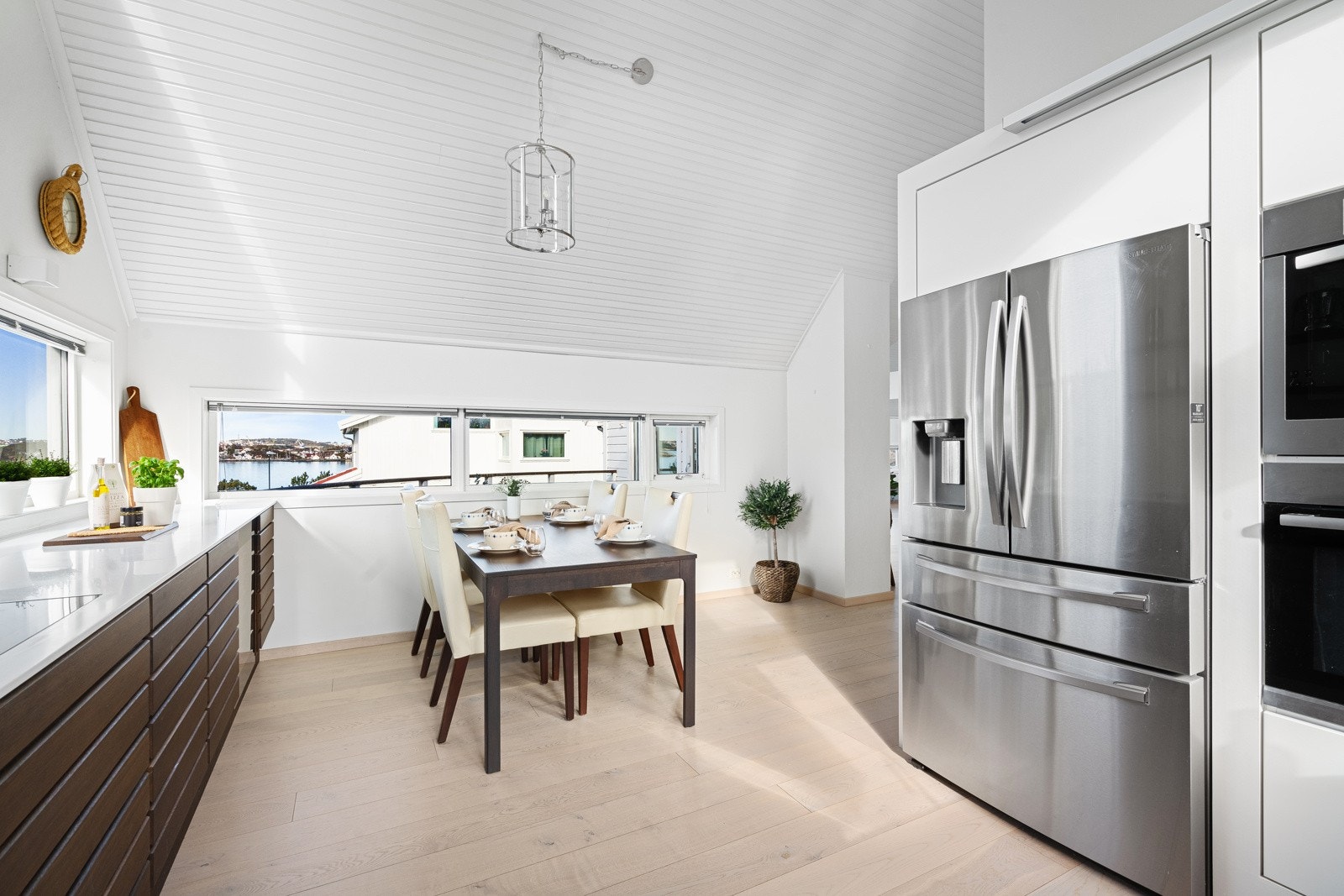 Kjøkkenet er romslig og har godt med skap og benkeflater Galleribilde