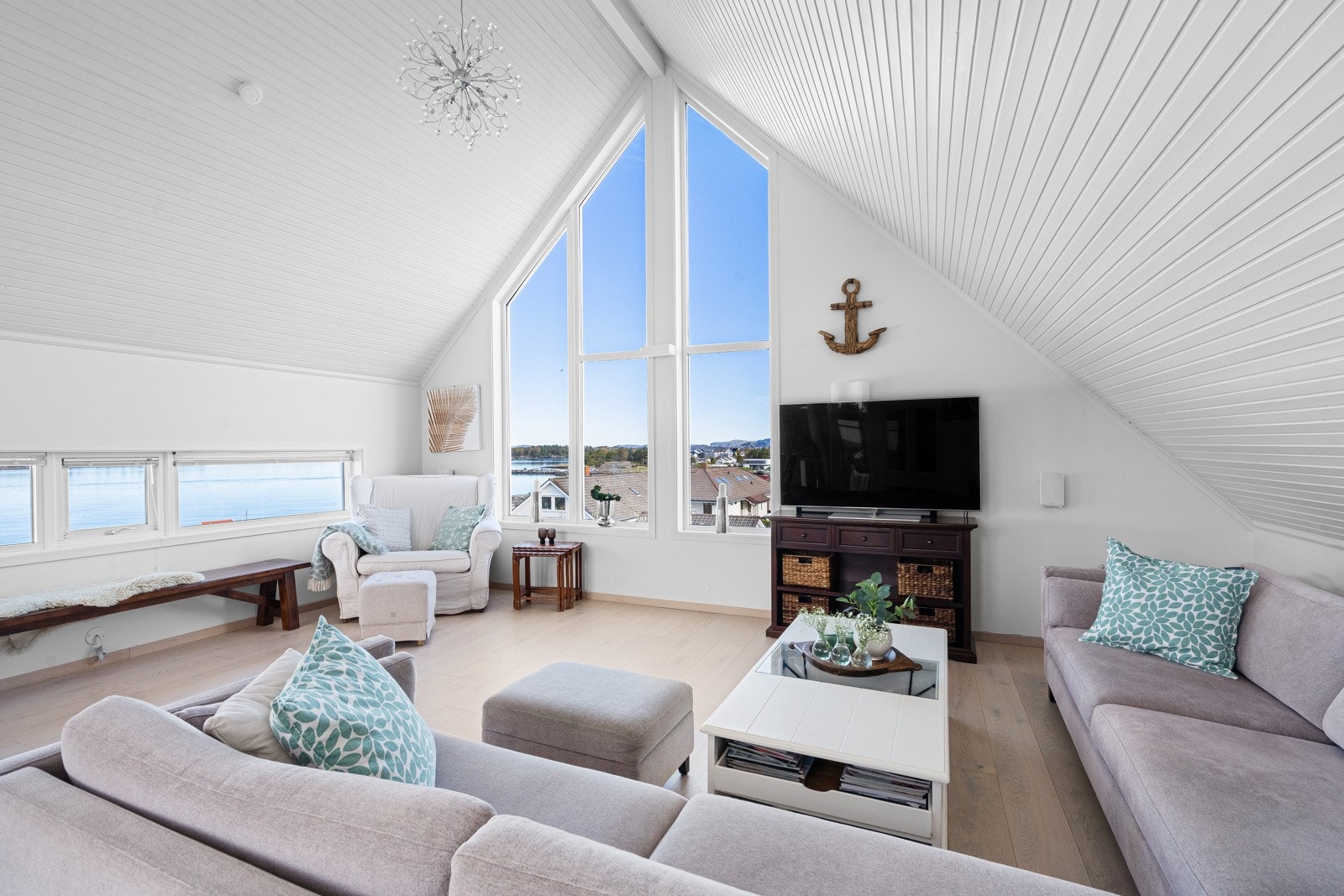 Romslig stue gode vindusflater og god takhøyde Galleribilde