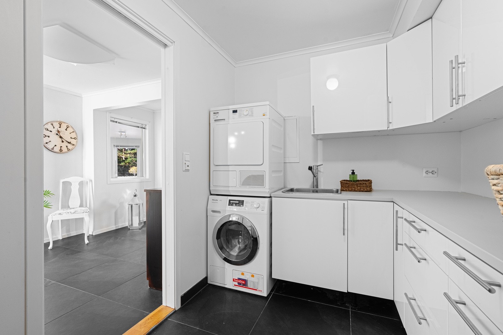 Praktisk seperat vaskerom like ved inngangsdøren Galleribilde