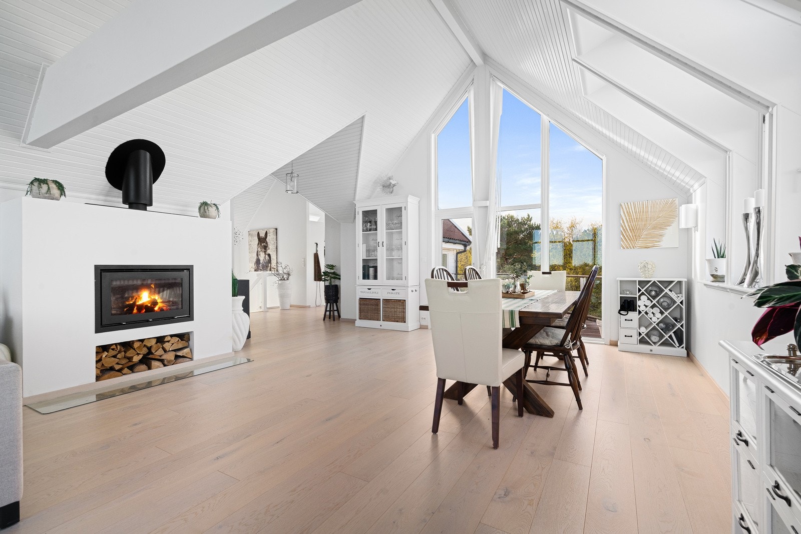 Den gode takhøyde gir en fantastisk romsfølelse. Peis for kalde høst- og vinterdager Galleribilde