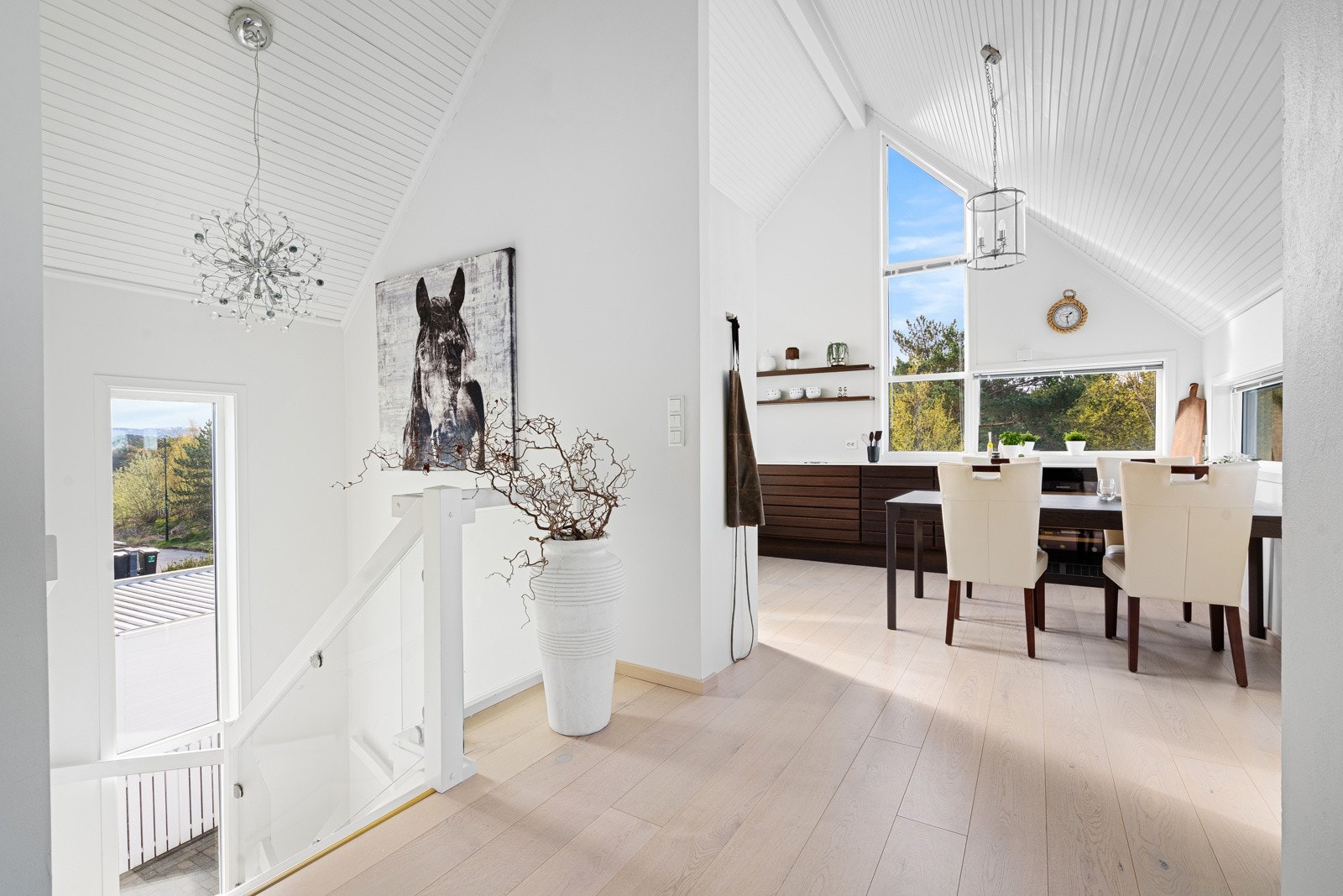 Fra stuen er det direkte adgang til kjøkkenet Galleribilde