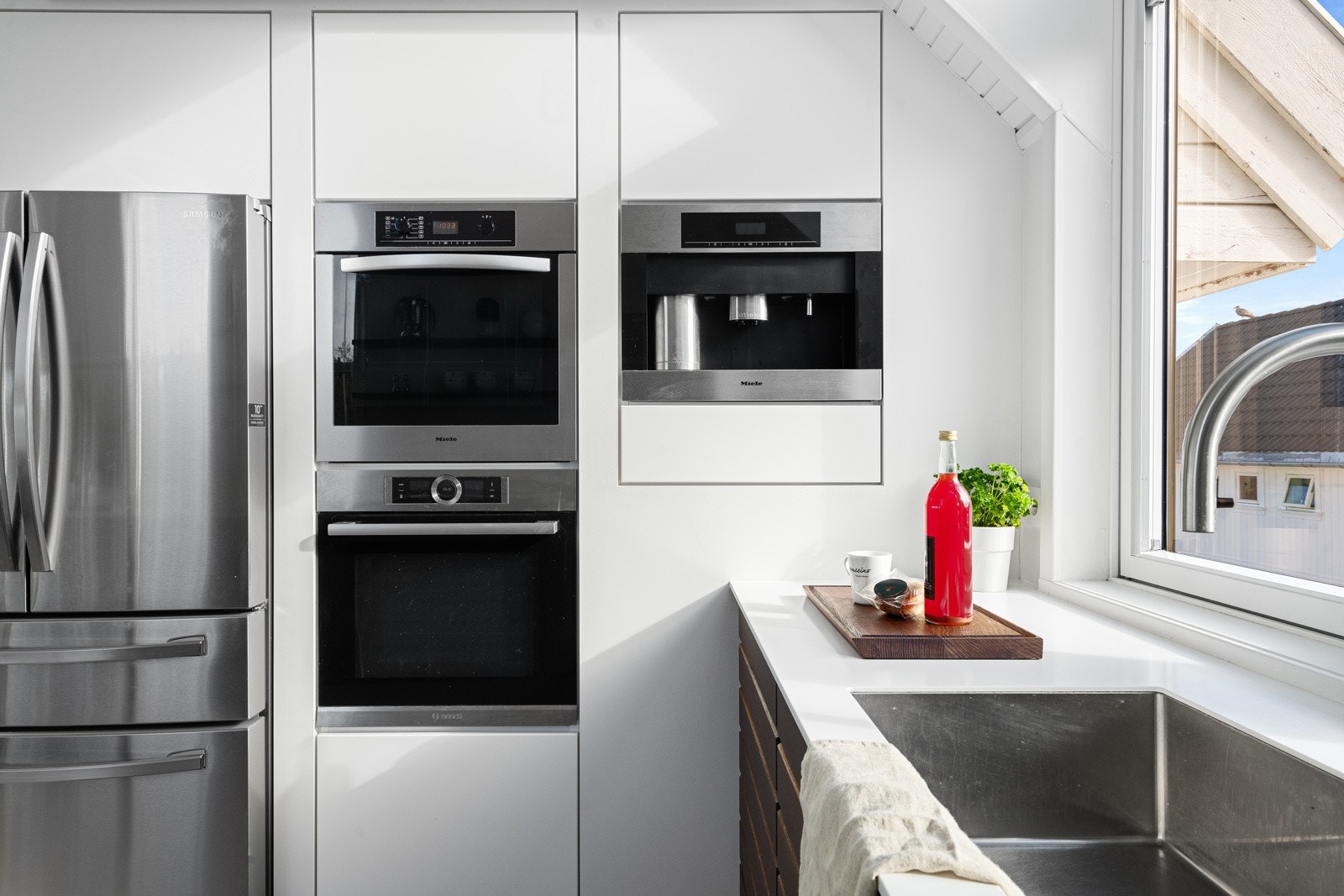 Detaljbilde kjøkken - hvitevarer medfølger - Corian benkeplate - nedfelt vask - Galleribilde