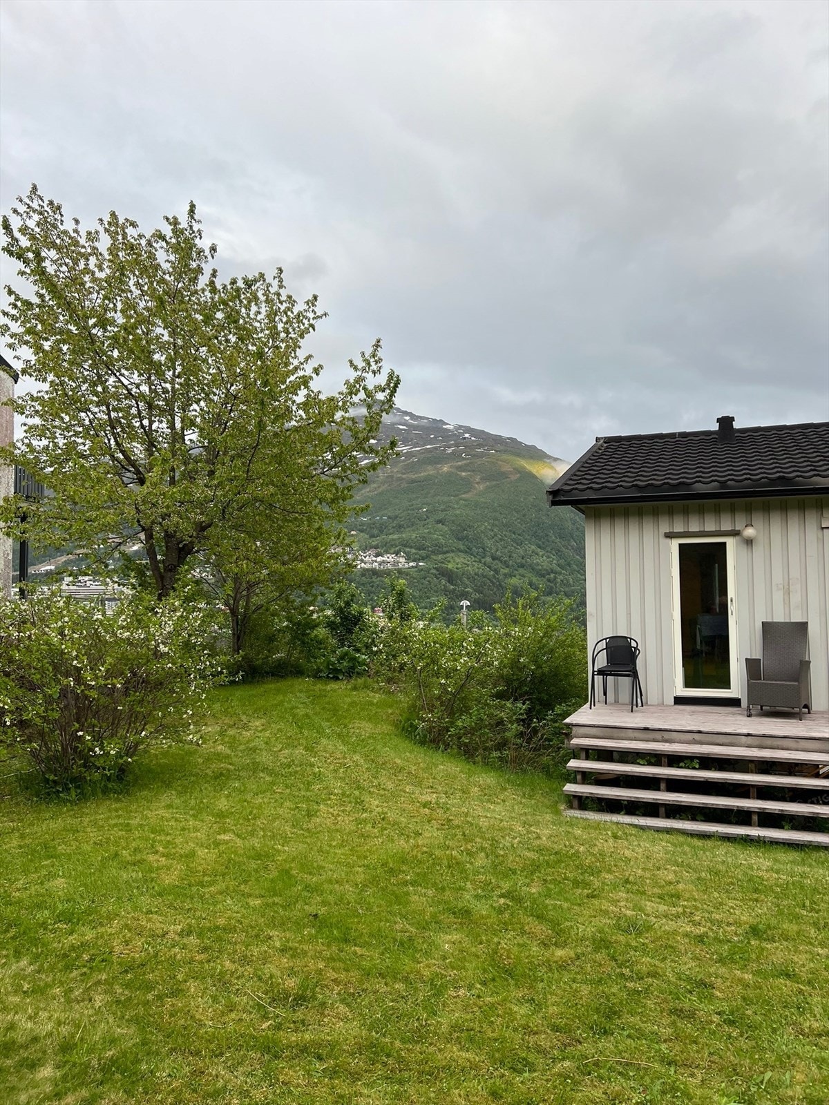 Om sommeren er hageområdet omkranset av flotte prydbusker og beplantninger. (Selgers private bilde) Galleribilde