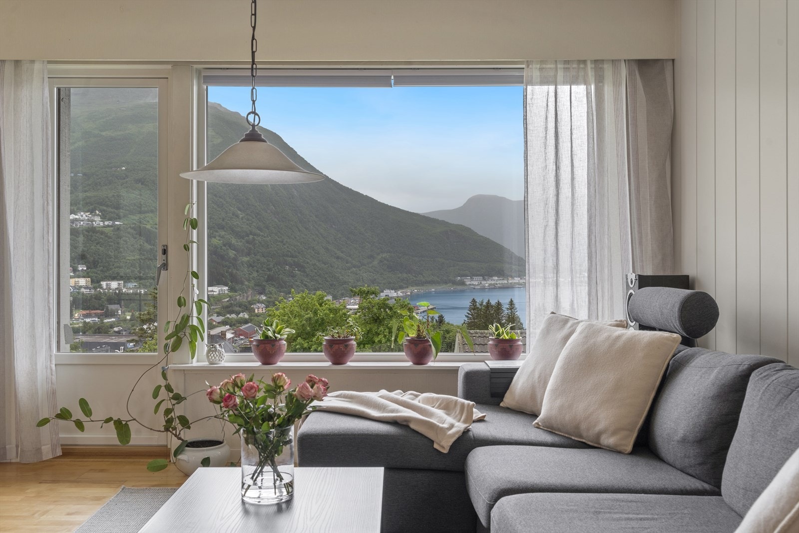 Store vindusflater som sørger for rikelig med naturlig dagslys og gode utsiktsforhold mot Narvikfjellet og utover Ofotfjorden. Galleribilde