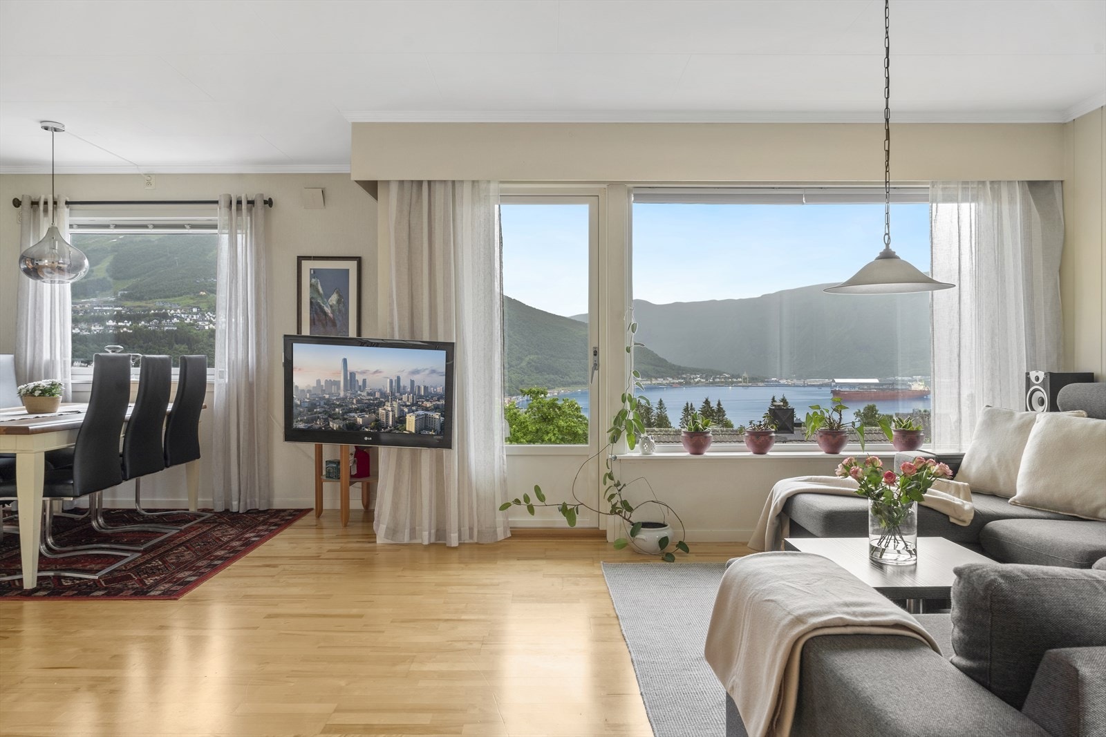 Nydelige utsiktsforhold fra stue mot både Ankenes, Havna, Ofotfjorden og Narvikfjellet. Galleribilde