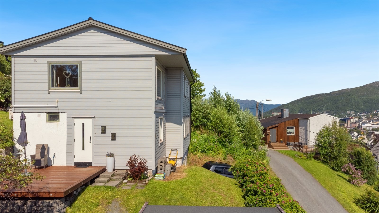 Praktisk terrasse ved inngangspartiet. Galleribilde