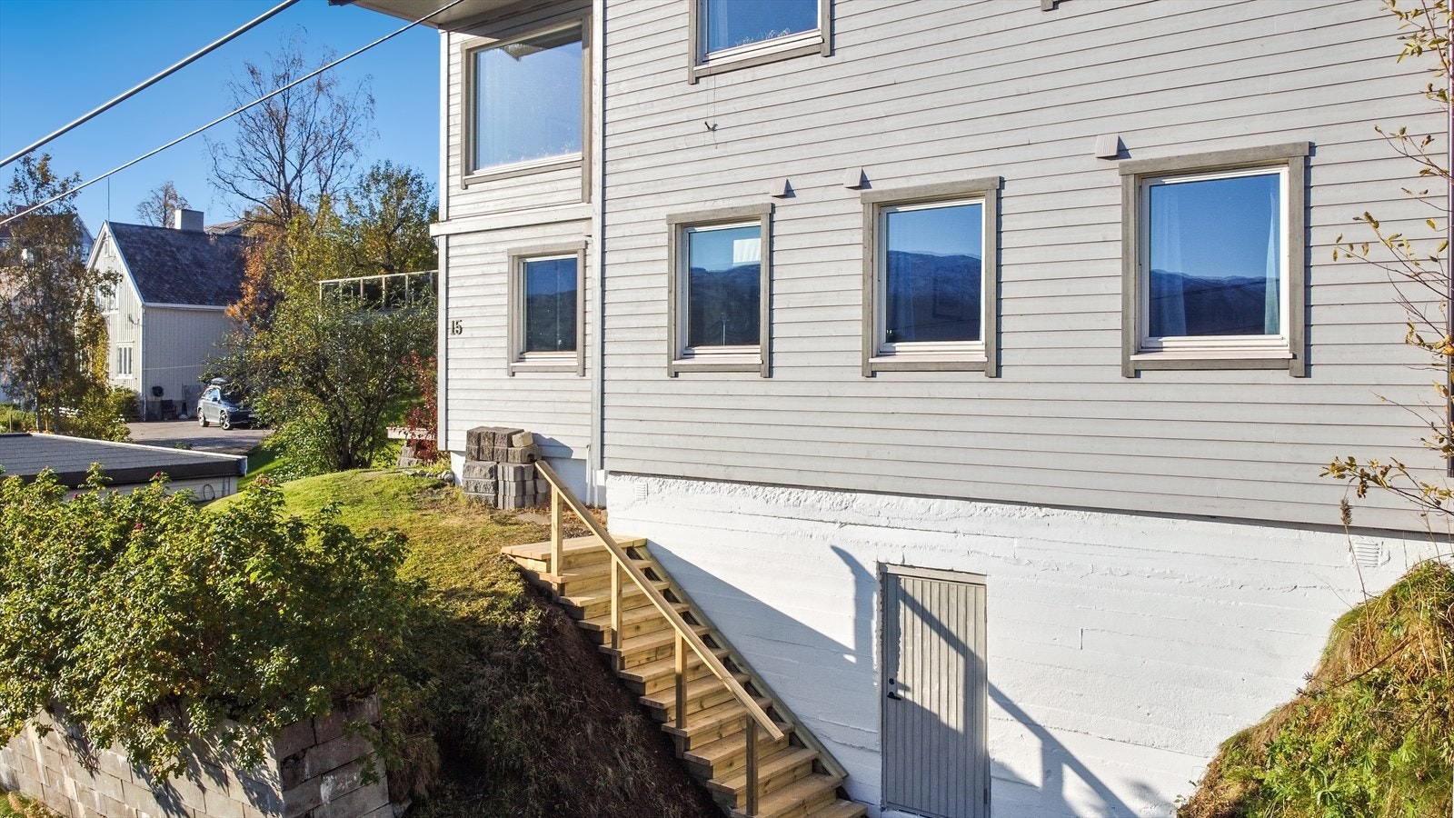 Opparbeidet innkjørsel med plass for parkering av bil og praktisk trappeoppgang til boligen. Galleribilde