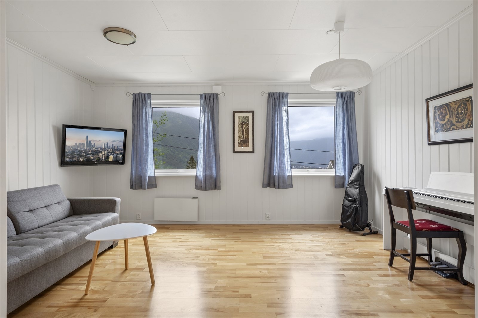 Det er 3 soverom i 1.etasje. Galleribilde