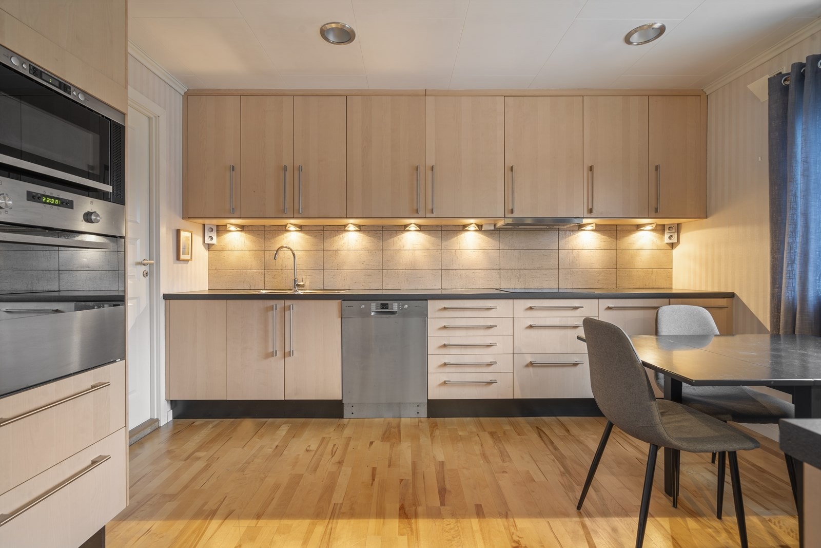 Praktisk kjøkken som ligger separat fra stue. Galleribilde