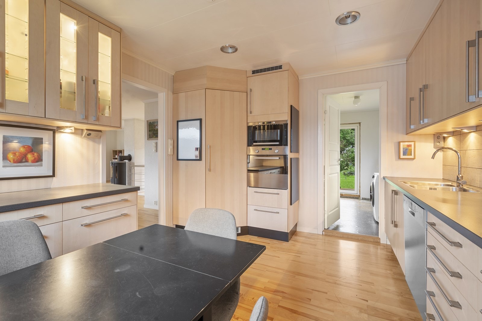 Det er integrerte hvitevarer. Fra kjøkken er det direkte tilkomst til vaskerommet. Galleribilde