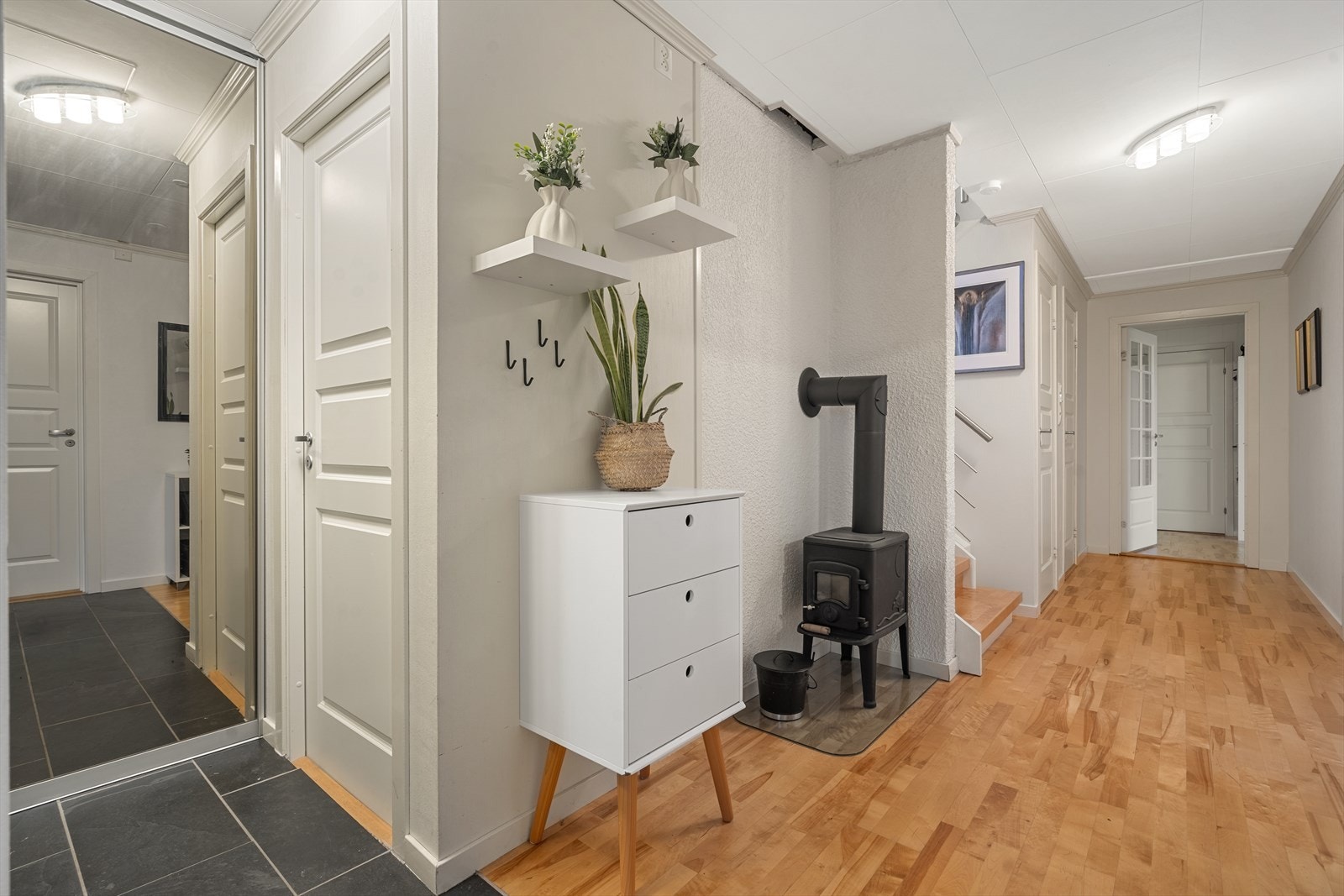 Entré er praktisk flislagt. Galleribilde