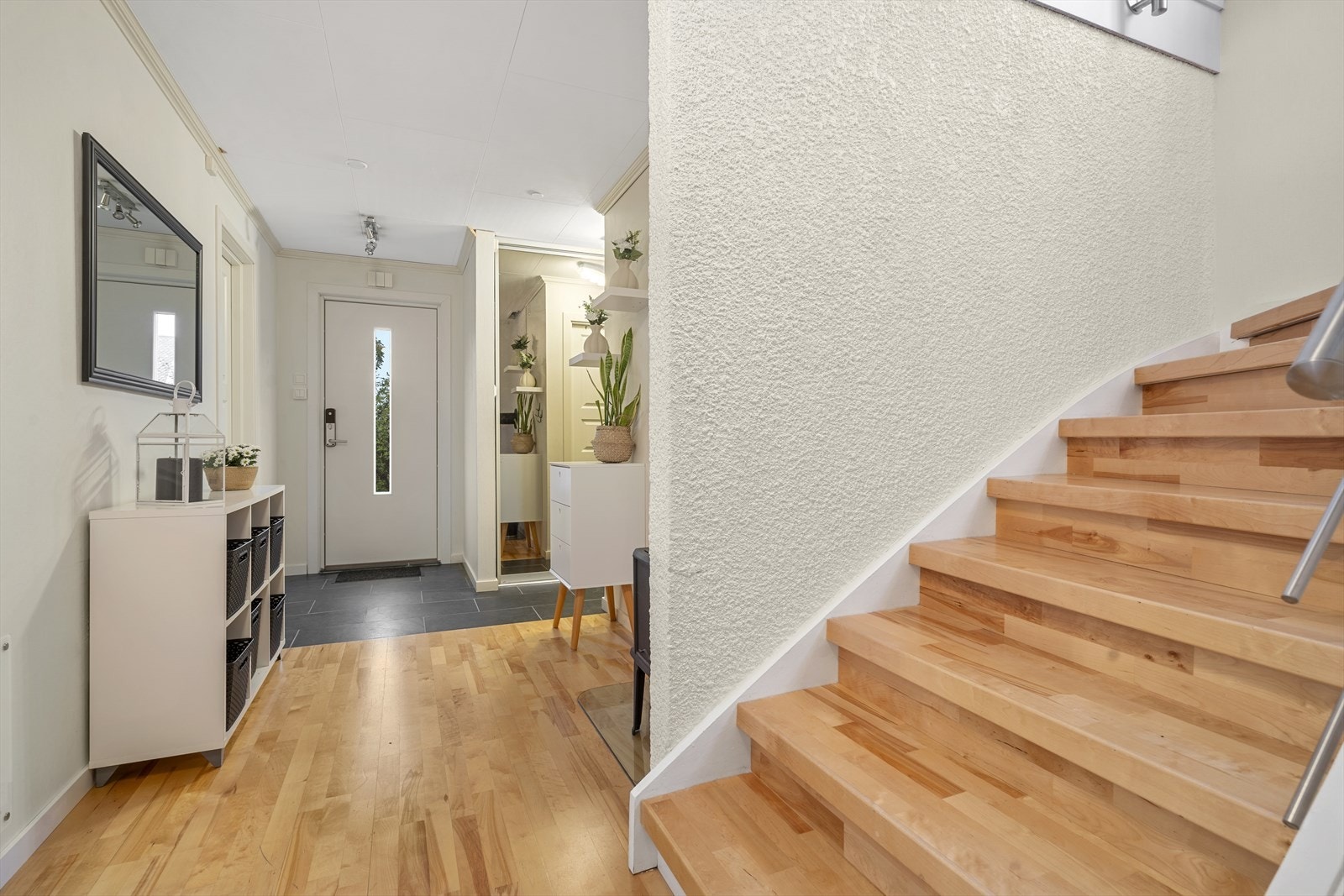 Gang med god plass for diverse møblement. Galleribilde