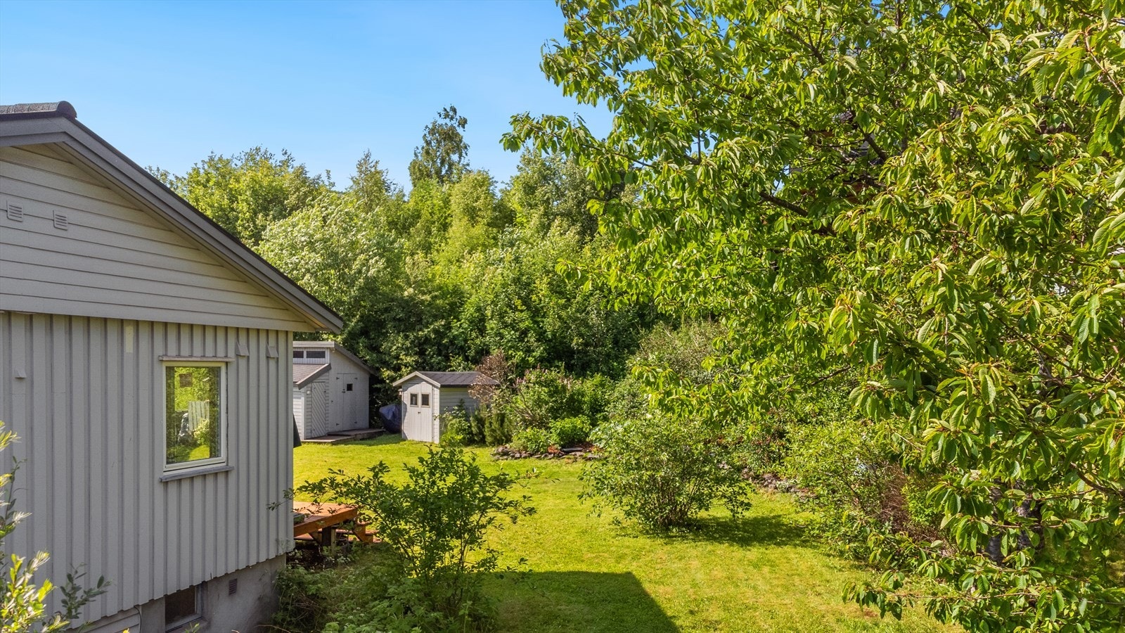 Eiendommen er omkranset av store busker og trær, noe som gjør den skjermet. Galleribilde