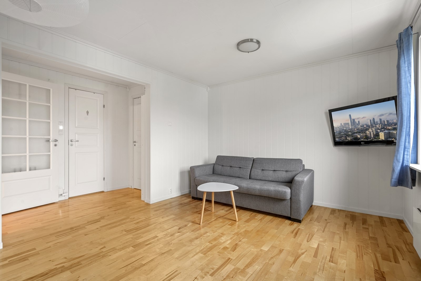 Dette soverommet benyttes i dag som kjellerstue. Rommets romslige areal gir gode muligheter for etablering av boligens 5 soverom. Galleribilde