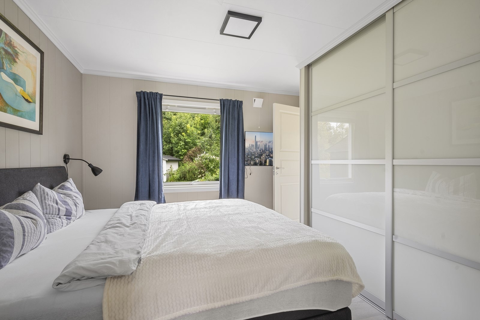 Hovedsoverom i hovedetasje. Rommet er utstyrt med en praktisk skyvedørsgarderobe. Galleribilde