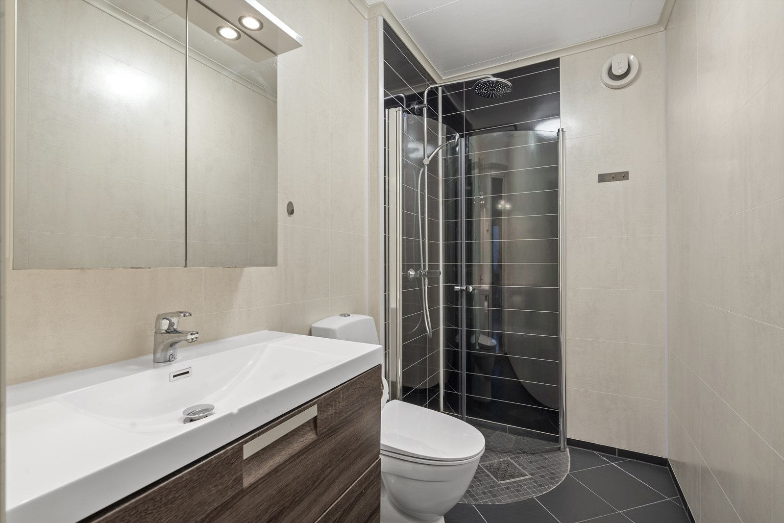 Pent bad i 1.etasje med fliser på gulv og våtromsplater på vegg. Galleribilde