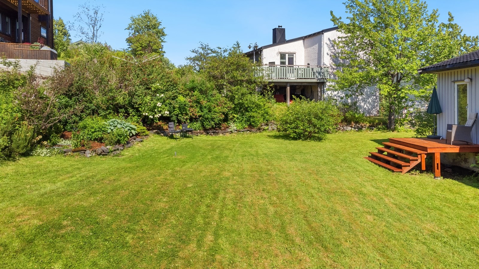 Velholdt og solrik eiendom med pent opparbeidet hage på baksiden. Galleribilde