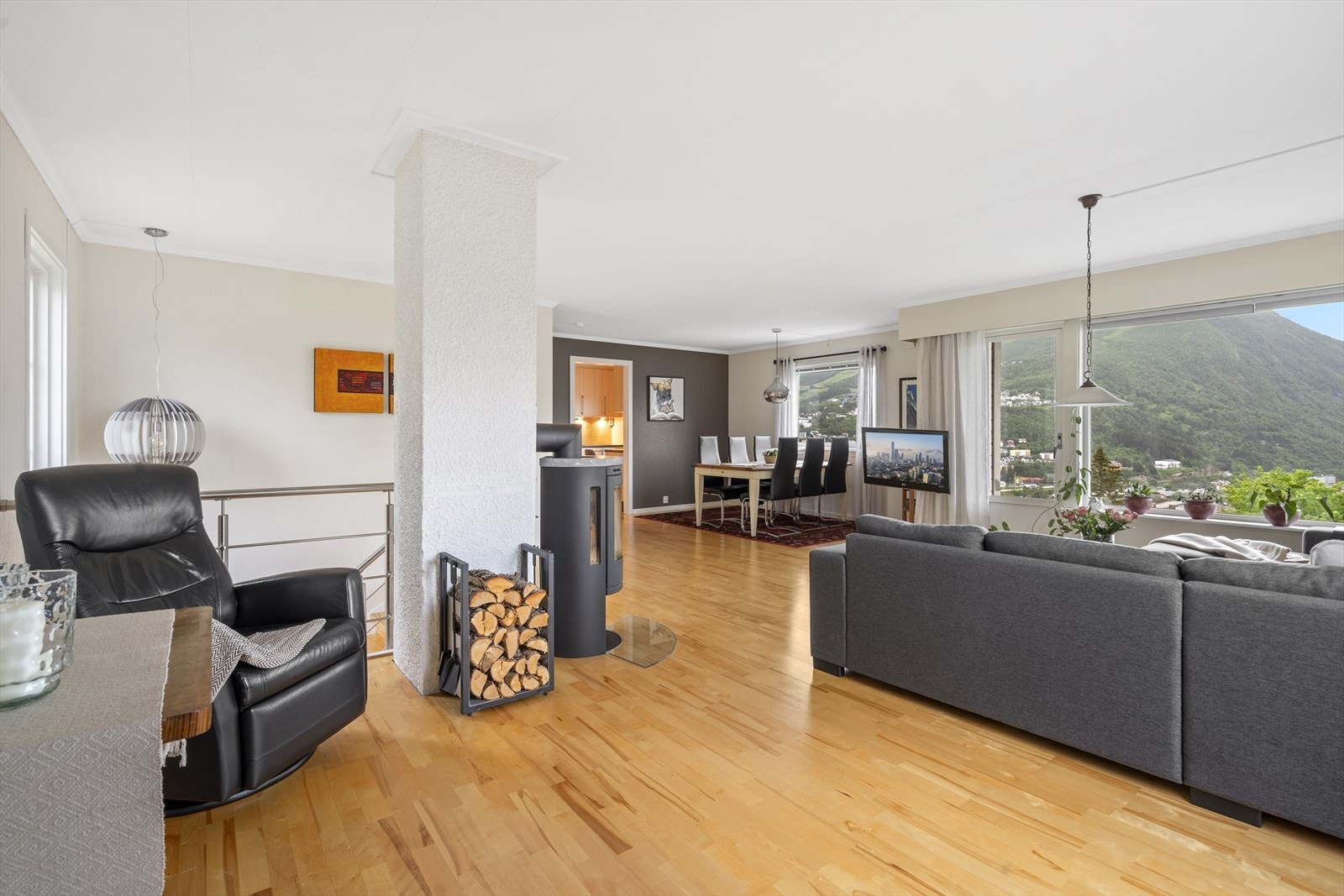 Stuen oppleves romslig og gir gode møbleringsmuligheter. Galleribilde