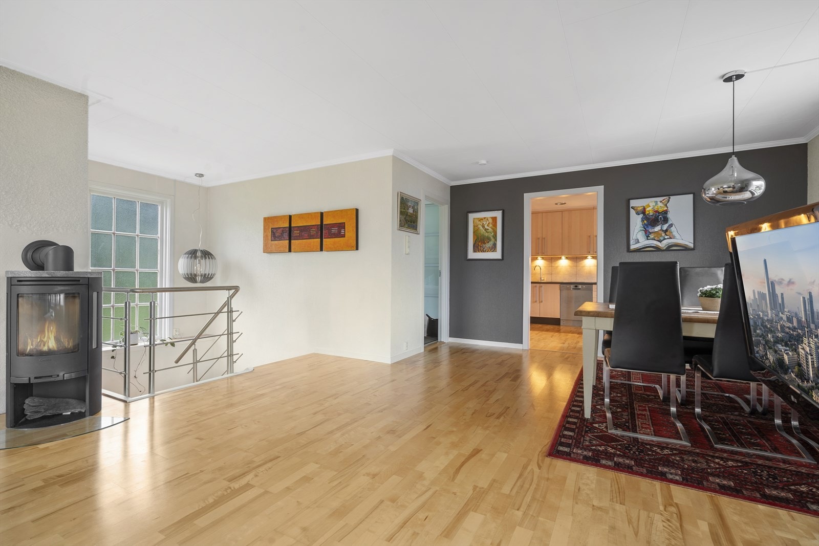 Lys og romslig stue. Galleribilde