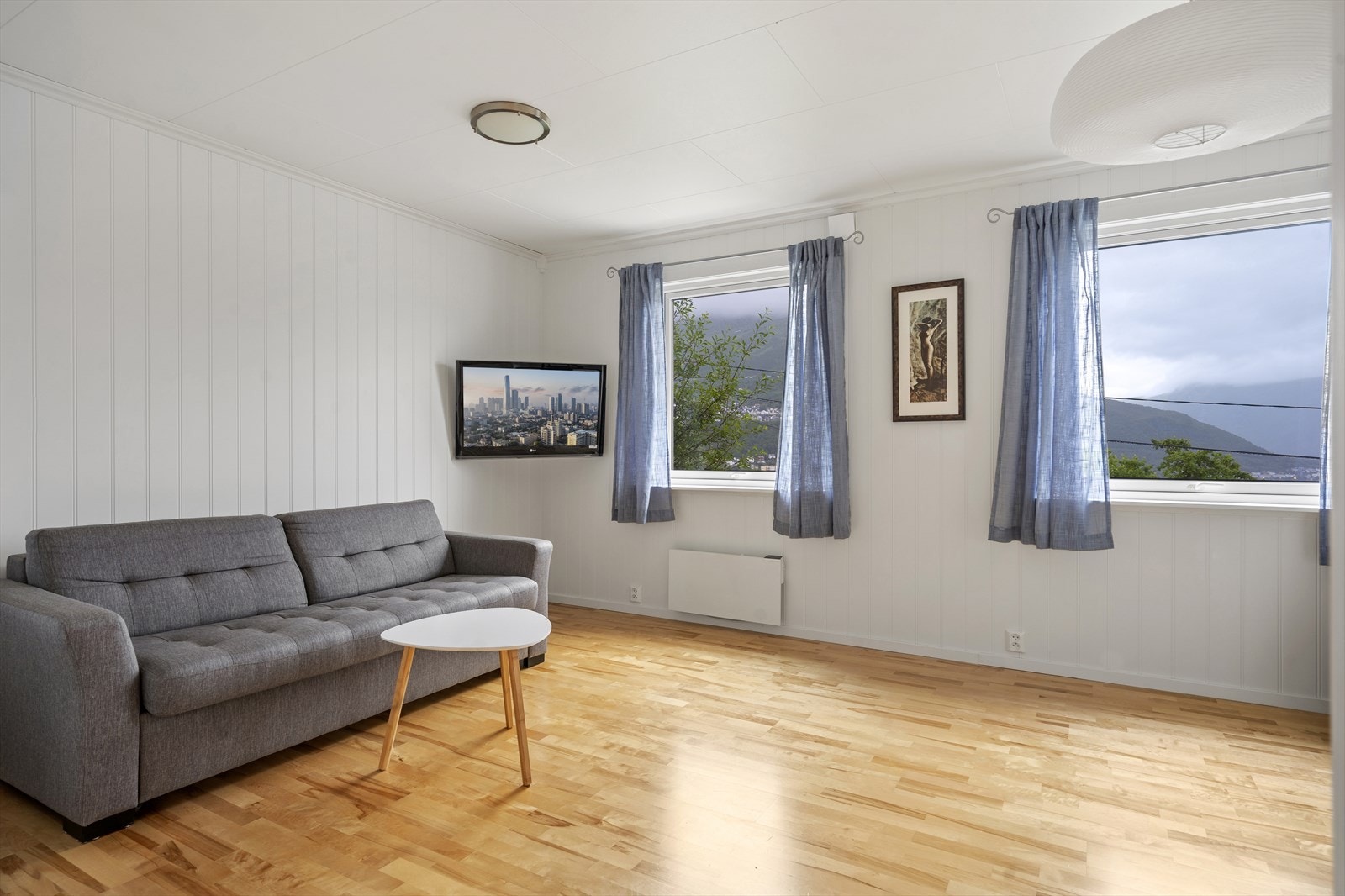 Rommene gir god plass for dobbeltseng, nattbord og garderobeløsninger. Galleribilde