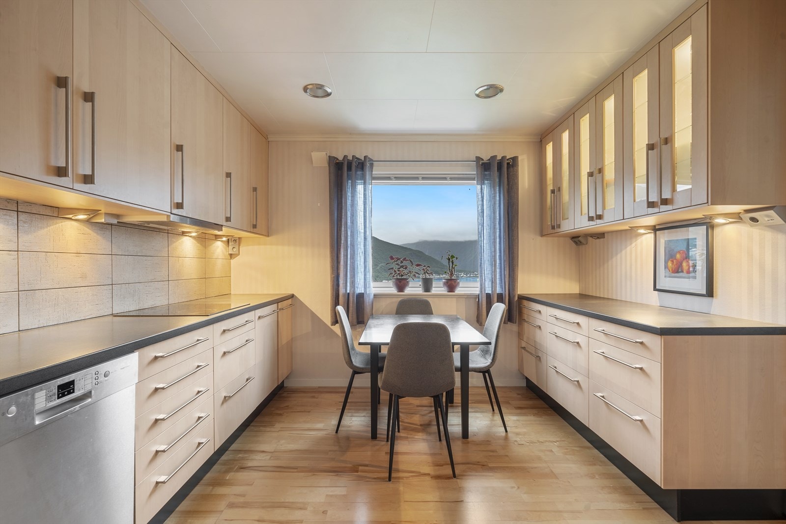 Godt med oppbevaringsmuligheter i skuffer, skap og på benk. Kjøkkenet gir god plass for et praktisk kjøkkenbord. Galleribilde