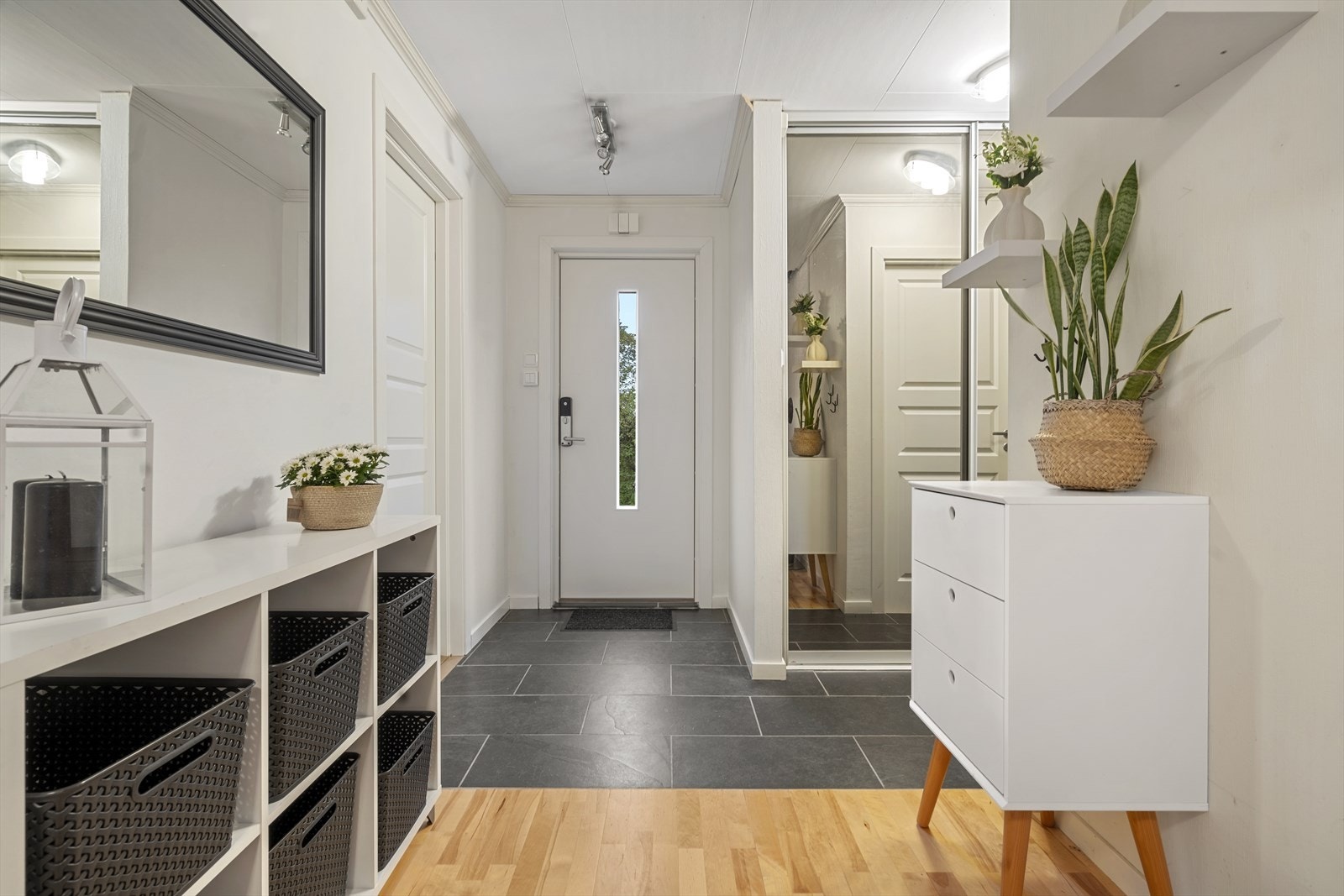 Velkommen inn! Forbi inngangsdøren venter en godt vedlikeholdt enebolig. Praktisk entré utstyrt med skyvedørsgarderobe. Galleribilde