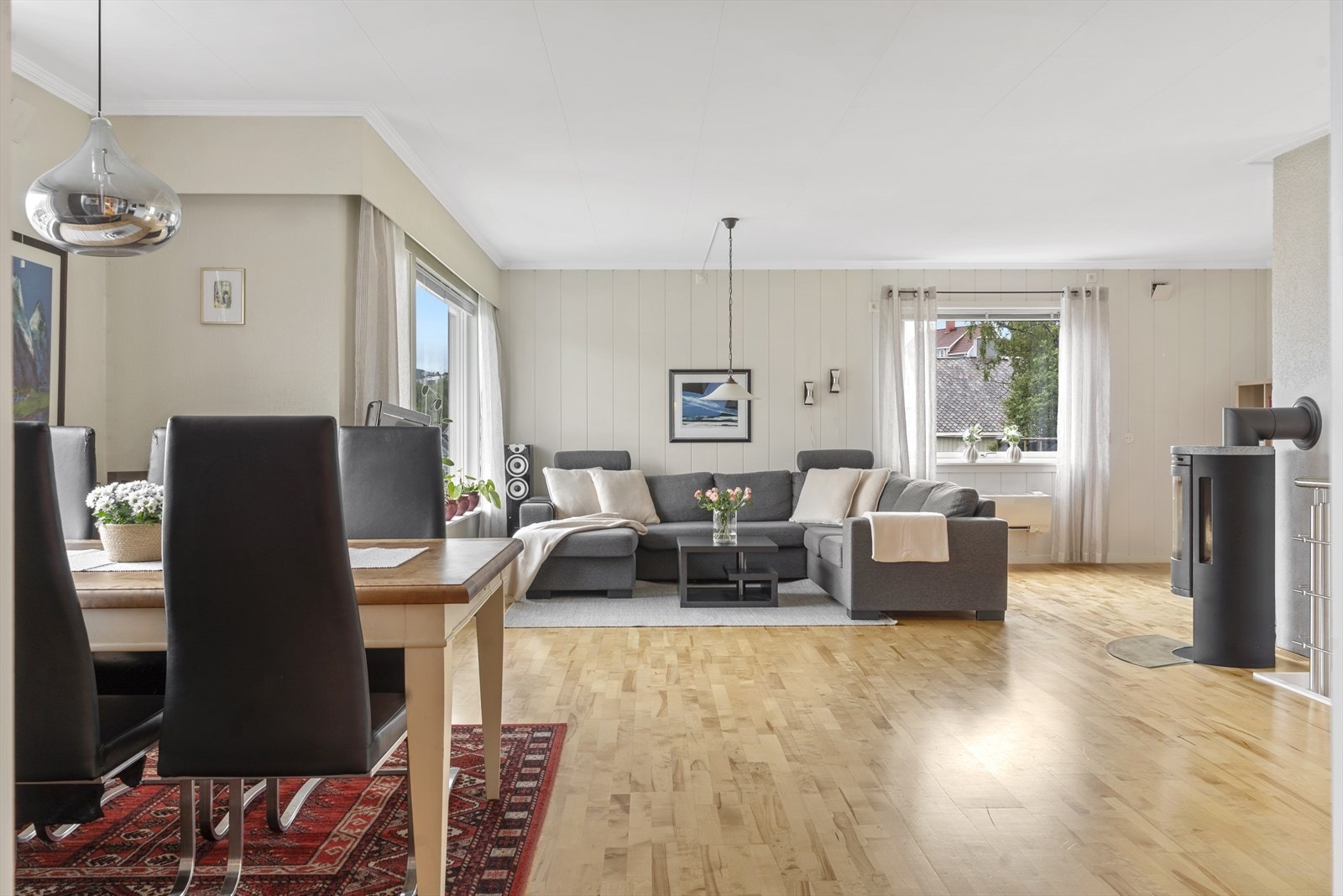 Vedfyring i stue som sørger for behagelig varme på kalde vinterdager. Galleribilde