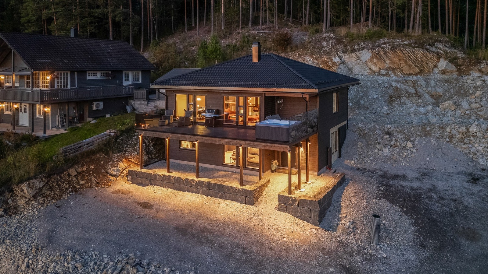 Eiendommen har en skjermet beliggenhet rett ved skogkanten i et veletablert boligområde på toppen Stenseth Galleribilde