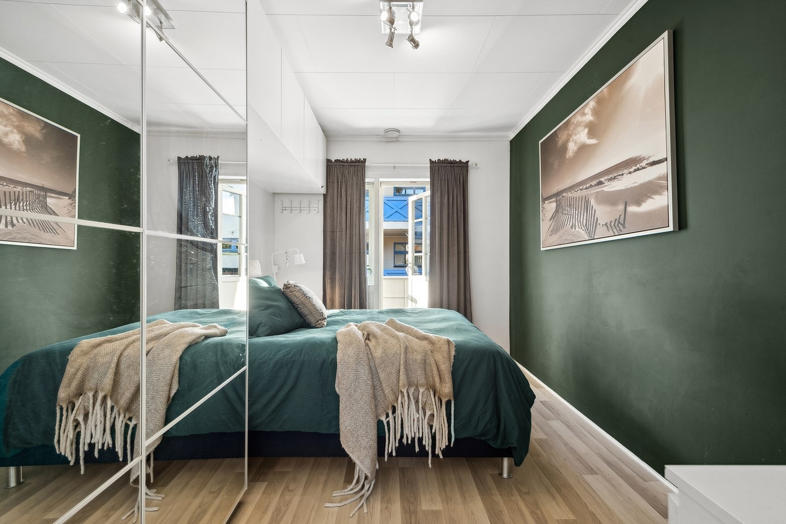 Romslig soverom på første plan Galleribilde