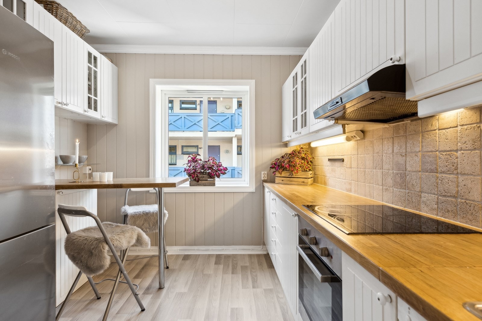 Lyst IKEA-kjøkken med profilerte fronter og benkeplate i solid heltre Galleribilde