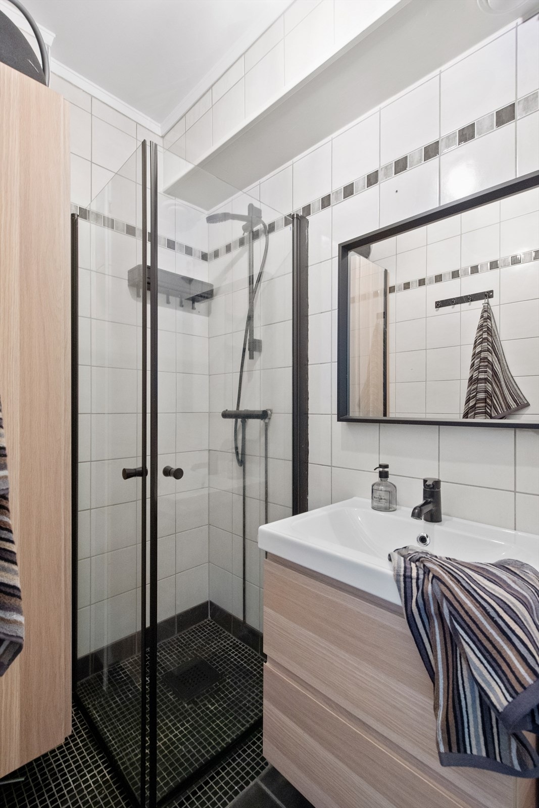 Dusjhjørne og gulvstående toalett Galleribilde