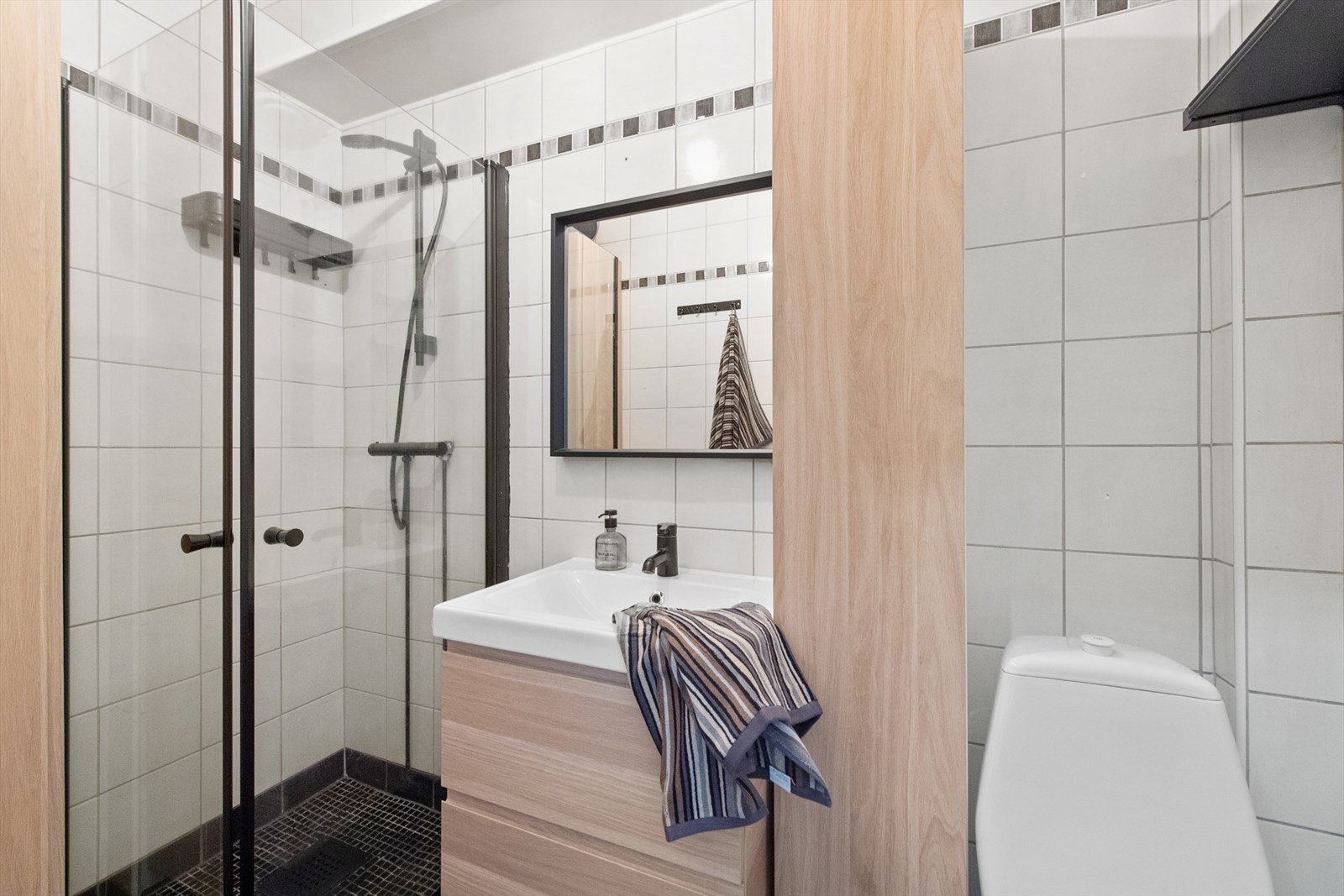 Stilren baderomsinnredning med mye oppbevaringsplass Galleribilde