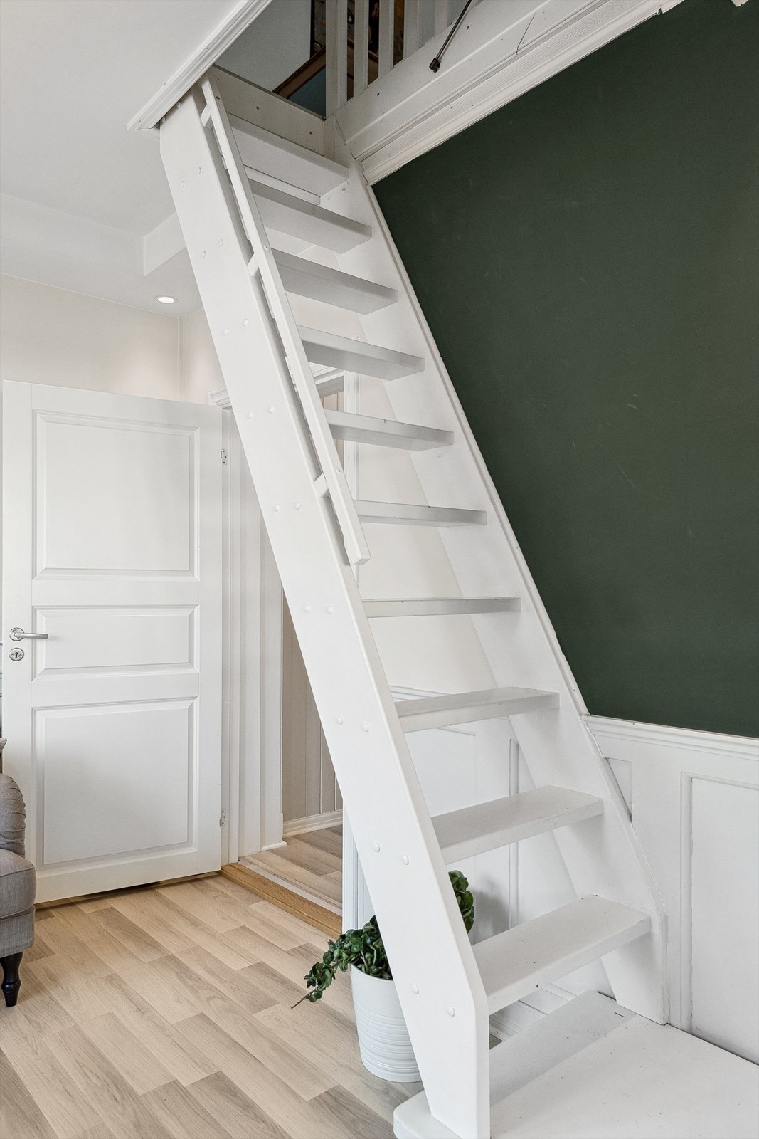 Vi tar trappa og beveger oss opp en etasje Galleribilde