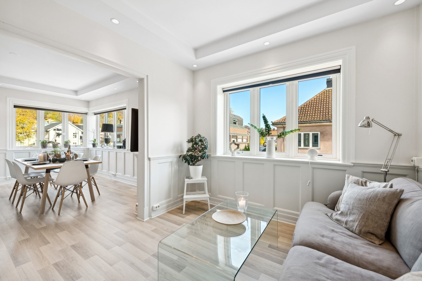 Vi beveger oss inn i en lys og innbydende stue Galleribilde