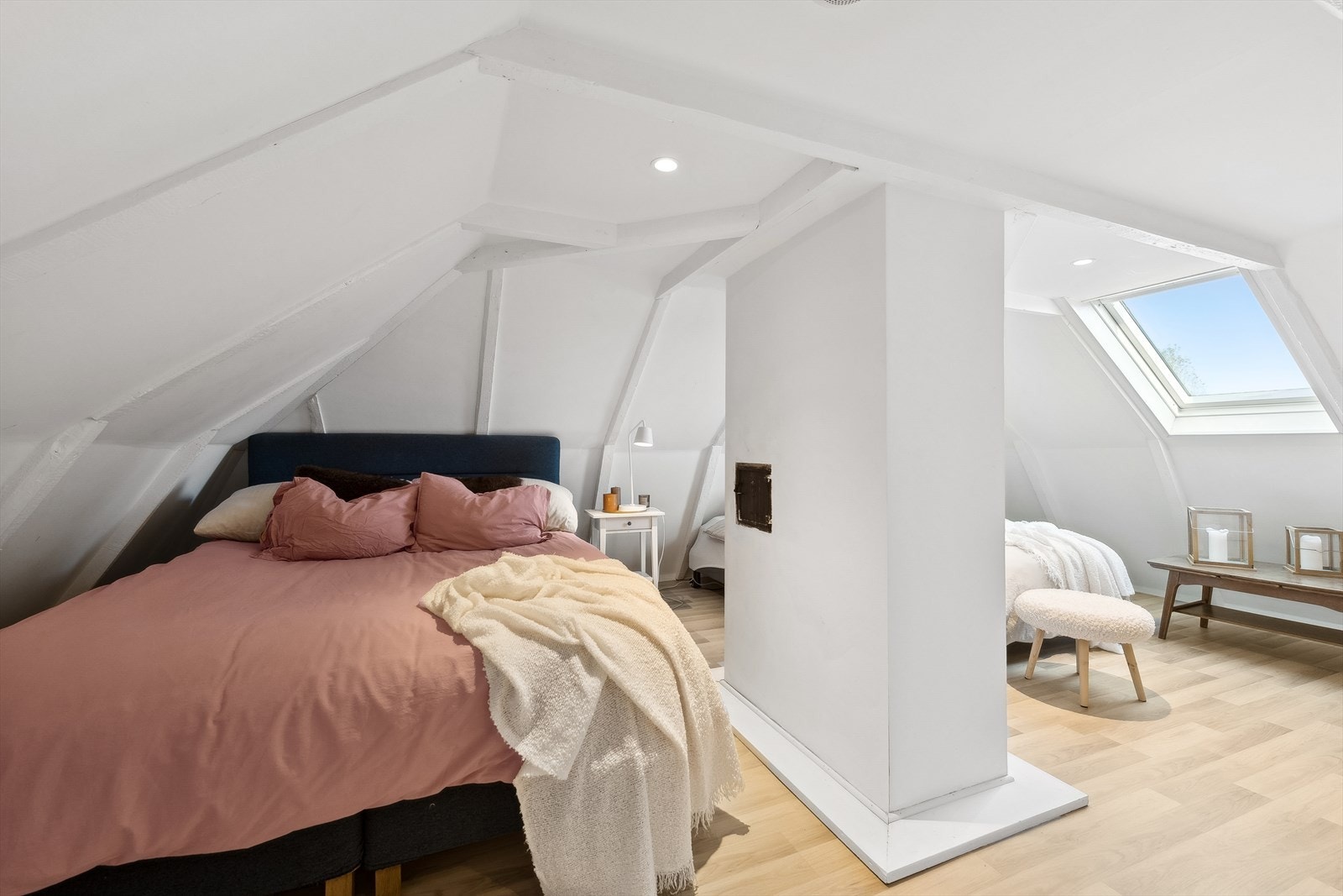 Takvinduet sørger for at rommet får naturlig lys Galleribilde