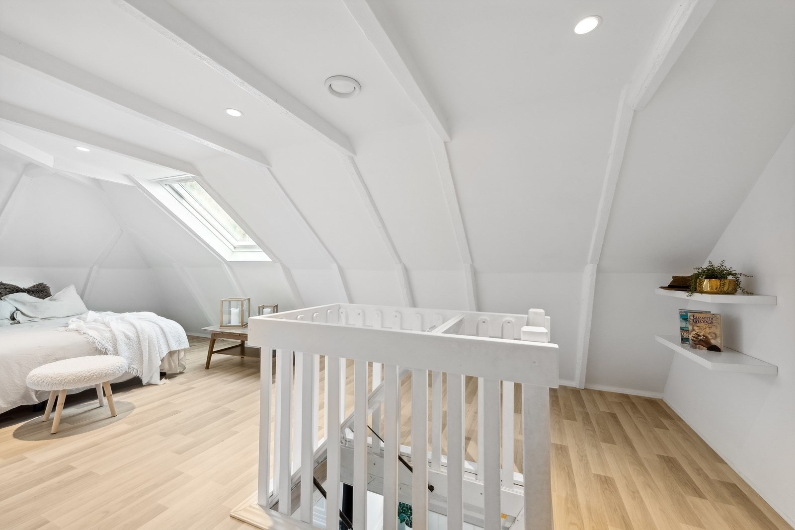 Det gjøres spesielt oppmerksom på at det ikke foreligger tegninger eller byggesøknad for innredning av loftsetasje fra tilleggsdel til hoveddel Galleribilde