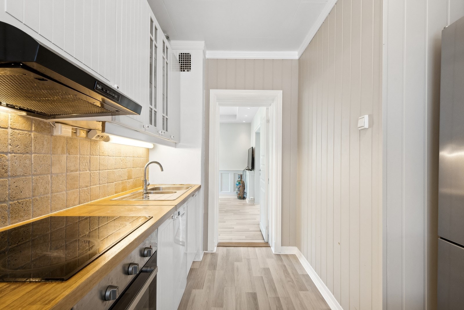 Integrert stekeovn og platetopp samt frittstående oppvaskmaskin og kjøl/frys. Galleribilde