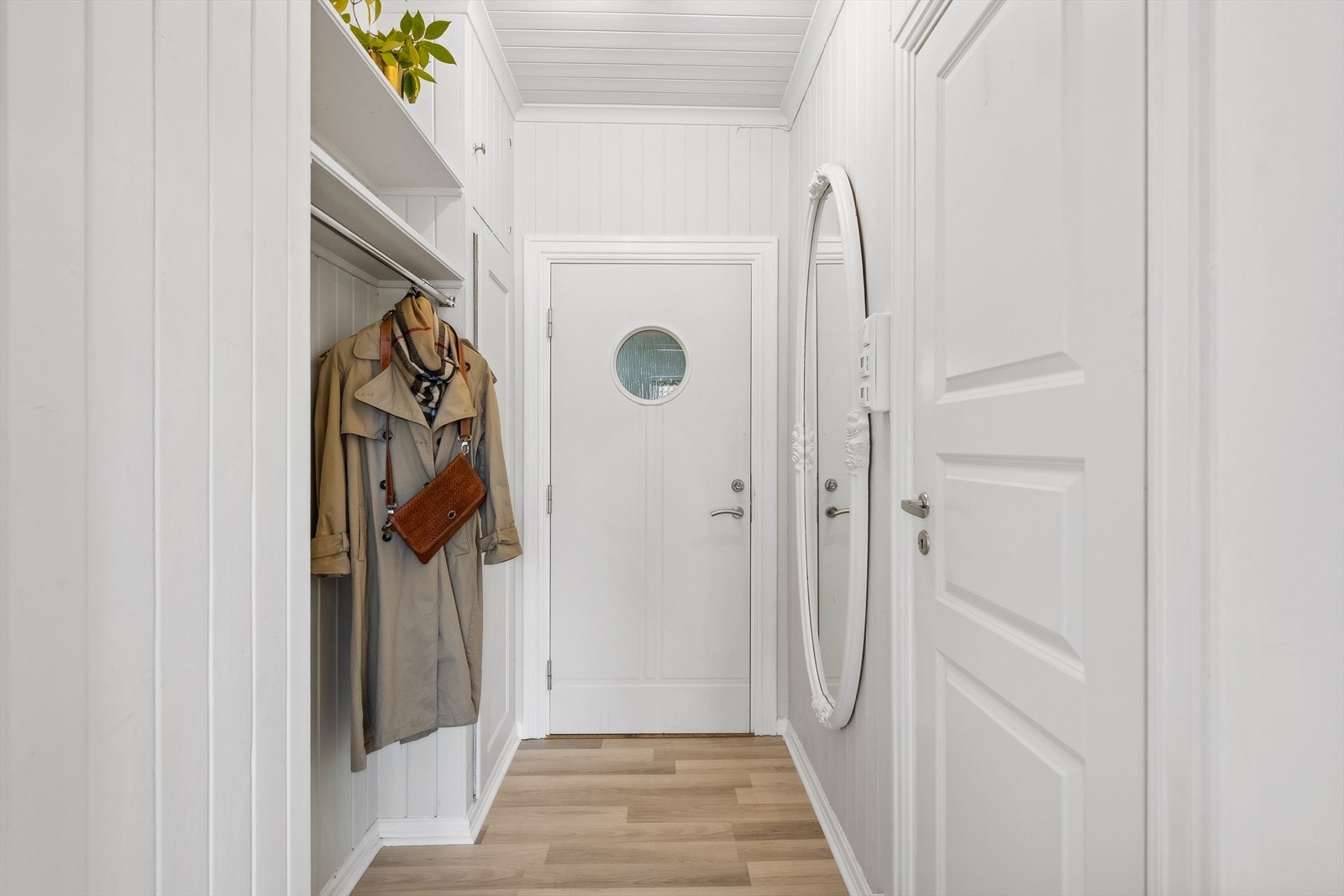 Velkommen inn! Lys entré med plass for mindre garderobe- og opphengsløsninger. Galleribilde