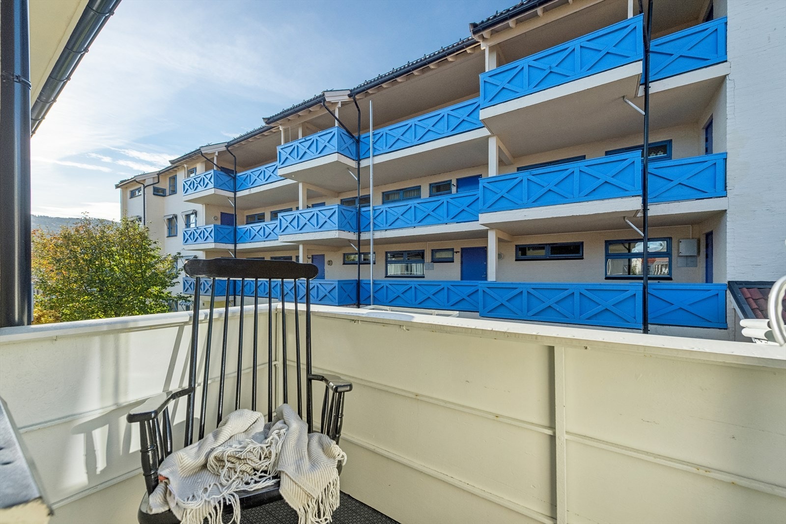 Her er det plass for enkelt utemøblement Galleribilde