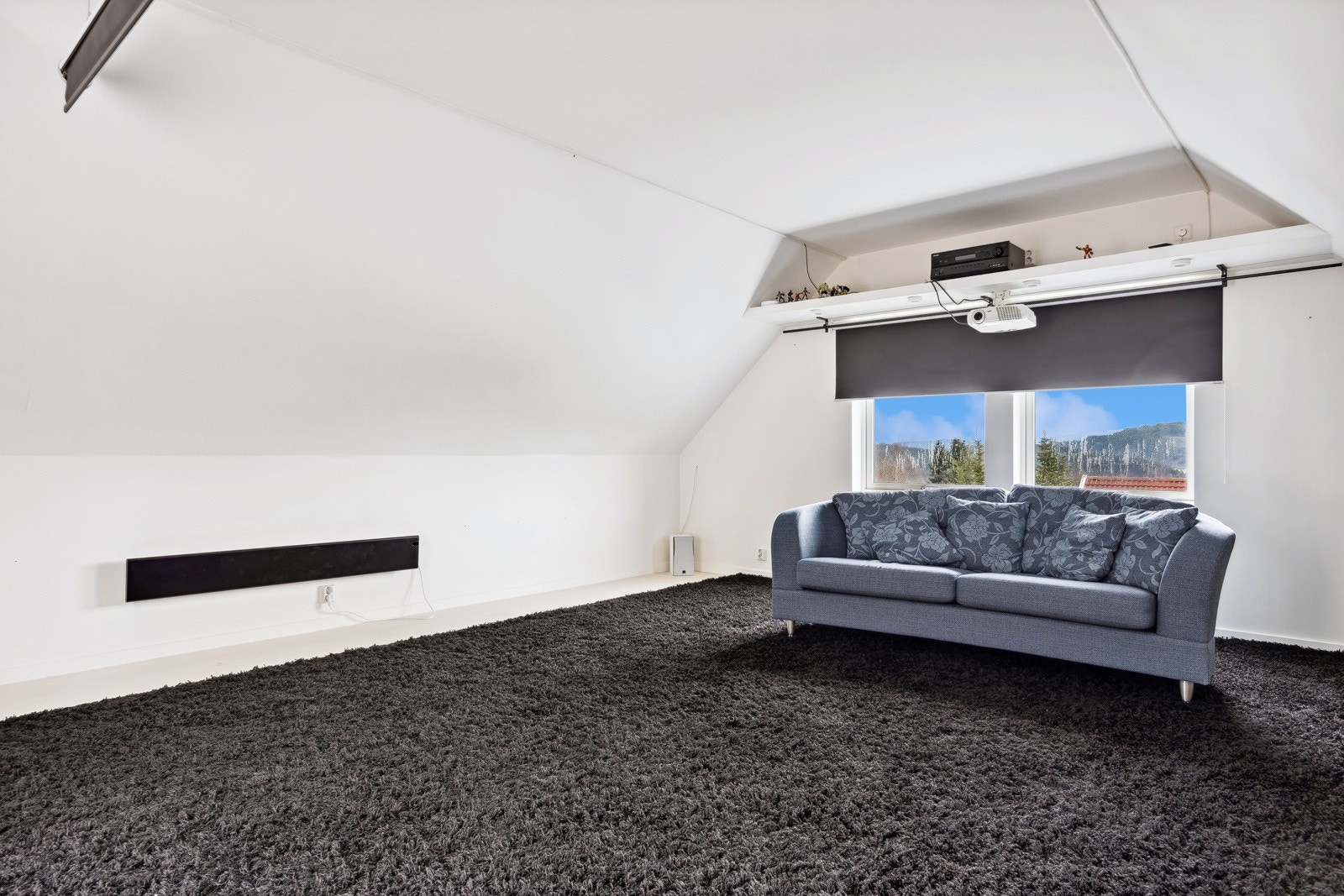 Innredet og isolert rom over garasjen som egner seg ypperlig som ungdomsbula, hobbyrom eller kanskje musikkstudio? Galleribilde